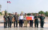 TX.Tân Uyên: Tặng quà, trang bị, vật chất phòng, chống dịch Covid-19 cho huyện Sambo (Campuchia)