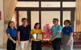 Hội Đồng Đội tỉnh tổ chức thăm, tặng quà giáo viên làm Tổng phụ trách Đội qua các thời kỳ