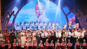“献给胡伯伯春天之歌”特殊艺术晚会在河内举行