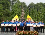 平阳省共青团表彰模范青年党员和实践胡伯伯教诲的先进青年