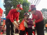 平阳省红十字会在“人道集市”活动中发放1000份礼物