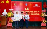 越南国家银行平阳分行荣获积极参加2019年保卫祖国安全运动的奖状