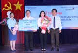 Vietinbank - Chi nhánh Bình Dương: Trao tặng Quỹ hỗ trợ công nhân lao động có hoàn cảnh khó khăn 500 triệu động