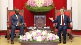 越共中央经济部部长阮文平会见世行驻越南首席代表奥斯曼·迪奥