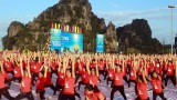 越南举行千人瑜伽活动 响应国际瑜伽日