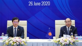 越南政府总理阮春福主持东盟领导人与东盟青年领袖代表对话会