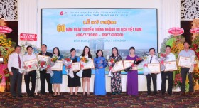 越南旅游业传统日60周年纪念会：表彰许多集体和个人