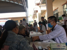 Sư đoàn 7: Về nguồn khám bệnh, tặng quà cho đối tượng chính sách