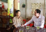 Chủ tịch UBTƯ MTTQ Việt Nam tặng quà gia đình chính sách