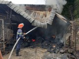 Kho vải bị cháy, lửa lan sang tiệm tóc nhiều người may mắn thoát nạn