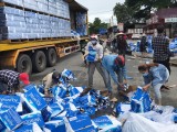 Nhiều người dân tự nguyện thu gom nước suối giúp tài xế container gặp nạn