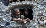 Người đàn ông Việt Nam lên báo Tây vì dùng 10.000 đồ gốm trang trí nhà