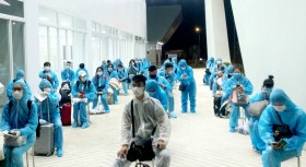 平阳接收从加拿大回国的301名越南公民