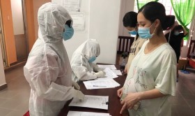 协助在集中隔离区接受隔离的孕妇进行体检