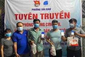 Tặng quà và tuyên truyền phòng, chống dịch Covid-19 trong công nhân