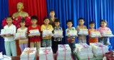 Hội Chữ thập đỏ xã An Thái (huyện Phú Giáo): Trao đồ dùng học tập cho học sinh có hoàn cảnh khó khăn