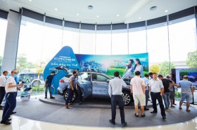 Toyota Corolla Cross bắt đầu về đại lý, khách nườm nượp xem và đặt cọc