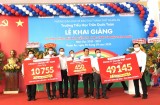 越南本田公司向平阳一年级小学生赠送6多万顶安全帽