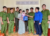 Trao sổ tiết kiệm cho con Thiếu tá Lê Thanh Hải, nguyên Phó Trưởng Công an xã Thạnh Hội