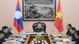 越南国防部长吴春历大将与老挝国防部长占沙蒙•占雅拉大将通电话