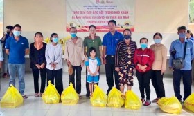 Trao quà cho hộ khó khăn bị ảnh hưởng do dịch bệnh Covid-19