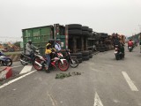 Xe container lật vào làn xe máy, may mắn không ai bị thương
