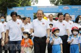 Phó Thủ tướng đi bộ vận động toàn dân đội mũ bảo hiểm cho trẻ em