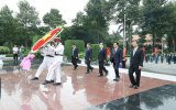 Đoàn đại biểu dự Đại hội Đảng bộ tỉnh Bình Dương lần thứ XI viếng Nghĩa trang Liệt sĩ tỉnh