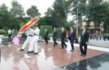 出席越共平阳省第十一次代表大会的代表团在省烈士陵园上香