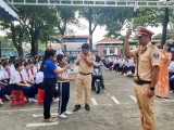 Tuyên truyền Luật giao thông đường bộ cho học sinh ở phường Phú Lợi, TP.Thủ Dầu Một