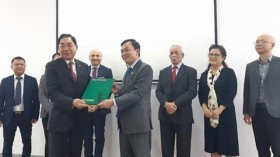 向胡志明博物馆赠送有关胡志明主席的意大利文书籍