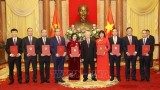 越共中央总书记、国家主席阮富仲向驻外大使颁发任命书