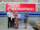 平阳省越南祖国阵线委员会接收向中部灾区捐助的近100亿越盾