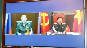 越俄防长通电话