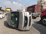 Ô tô 16 chỗ lật ngang sau va chạm, tài xế bị thương nặng