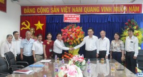越南教师节：省人民委员会领导向省教育培训厅致以祝贺