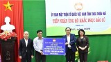 越南祖国阵线中央委员会主席和国家副主席给承天顺化省灾民赠送慰问品