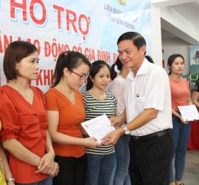 Trao quà cho công nhân có gia đình bị thiệt hại nặng do bão lũ