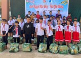 Câu lạc bộ tiếng Anh vì cộng đồng tỉnh bình Dương: Tặng quà thiếu nhi đồng bào dân tộc tỉnh Gia Lai