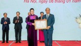 越南政府总理阮春福向各位国会领导授予民族大团结勋章