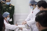 Việt Nam bắt đầu tiêm mũi 2 vắcxin COVID-19 liều 25mcg cho 3 người