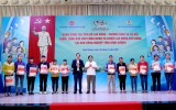Minister of Labor, Invalids and Social Affairs and leaders of Binh Duong province present gifts to workers