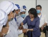 Vice President pays pre-Tet visit to poor workers in Binh Duong