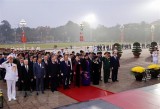 Các đại biểu dự Đại hội XIII đặt vòng hoa, viếng Chủ tịch Hồ Chí Minh