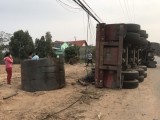 Cuộn thép nặng hàng chục tấn rơi khỏi container khi xe vào cua