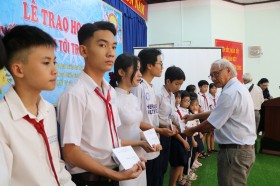 平阳省劝学协会颁发150份“助力学生上学”助学金