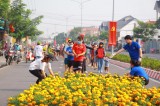 Đoàn viên thanh niên tặng hoa tết cho người dân trong khu phong tỏa