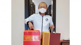 越南政府总理阮春福给朴恒绪主教练赠送春节礼物