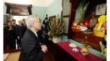 越共中央总书记、国家主席阮富仲在67号房上香缅怀胡志明主席