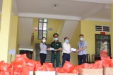 Tặng quà tết cho sinh viên Đại học Thủ Dầu Một đang cách ly tập trung
